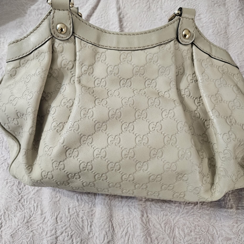 Gucci Beige Embossed Leather Shoulder Bag With Horsebit Hang Tag - Picture 2 of 3